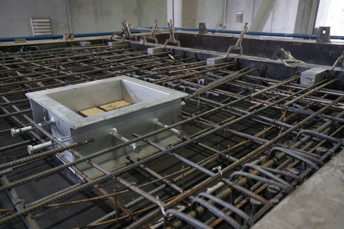 Form work for a hazard-resistant modular construction made of precast concrete 